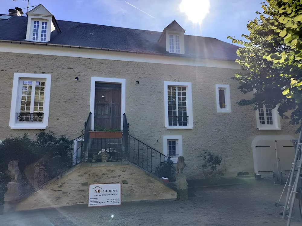 Maison en pierre rénovée avec le panneau de chantier NB Bâtiment