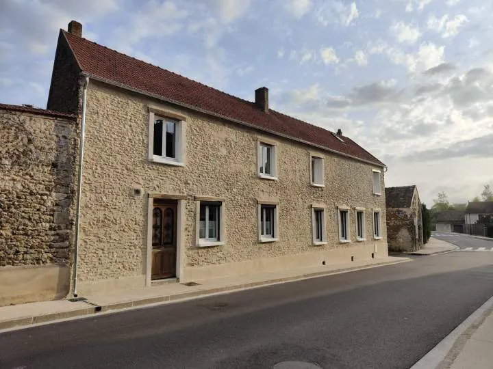 Maison en pierre vue de la rue