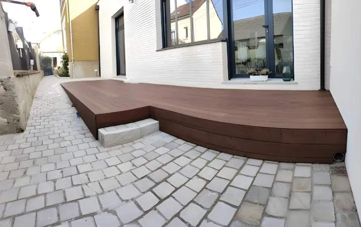 Terrasse en bois composite sur cour pavée