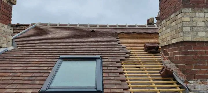 Toiture en tuiles avec fenêtre de toit