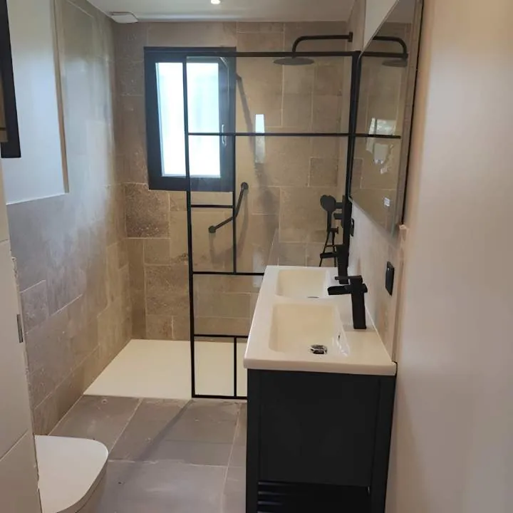 Salle de bains rénovée avec douche à l'italienne