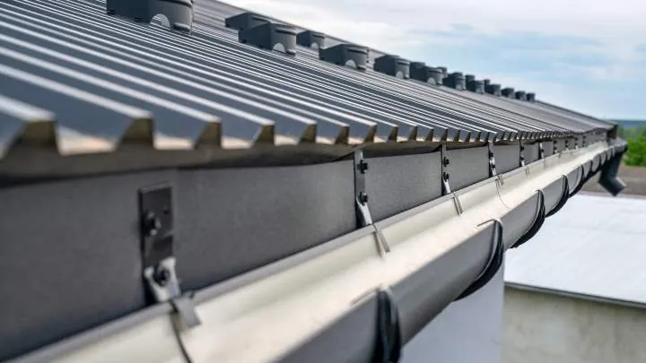Gouttière en zinc posée sur une toiture